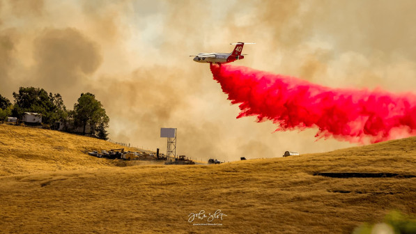 airplane releasing firefighting agent